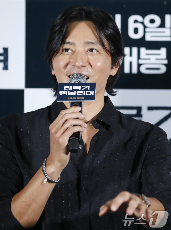 [사진] 장동건, 근사한 꽃중년