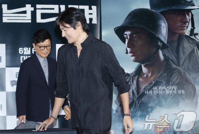 [사진] '태극기 휘날리며' 간담회 참석한 강제규 감독과 장동건