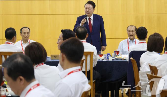 [사진] 국민의힘 워크숍 만찬 참석한 윤 대통령