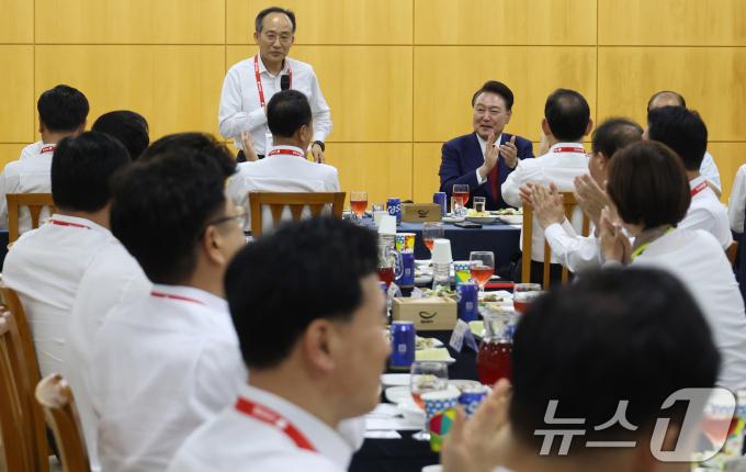 [사진] 추경호 원내대표 발언에 박수치는 윤 대통령