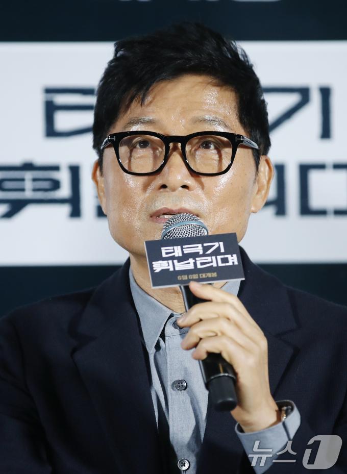 강제규 감독이 30일 서울 건대 롯데시네마에서 열린 영화 '태극기 휘날리며' 개봉 20주년 기념 4K 리마스터링 기자간담회에서 인사말을 하고 있다. '태극기 휘날리며'는 잊을 수 없는 1950년 6월, 두 형제(장동건 원빈 분)의 갈등과 우애 그리고 전쟁의 비극을 그린 작품이다, 6.25 전쟁을 배경으로 한 액션 블록버스터인 이 영화는 '쉬리' '은행나무 침대' 등 명작들을 만들어낸 강제규 감독의 작품 중에서도 수작으로 꼽힌다. 2004년 개봉 당시 첫 주 관객 177만명, 한국 영화사상 최단기간 천만 관객 돌파 등의 신기록을 세우며 신드롬을 불러일으켰다. 2024.5.30/뉴스1 ⓒ News1 권현진 기자