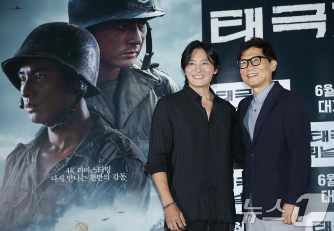 [사진] 20년 만에 '태극기 휘날리며'로 뭉친 강제규 감독과 장동건