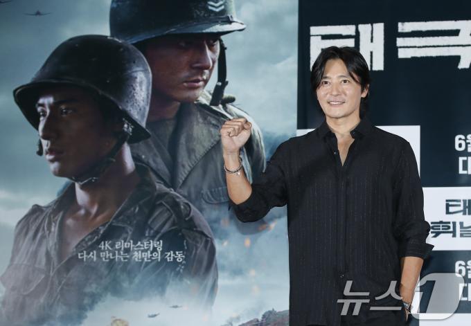 [사진] 장동건 '태극기 휘날리며' 파이팅