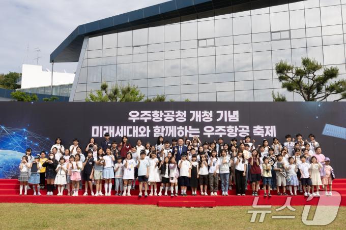 [사진] 윤석열 대통령, 미래세대와 함께 '우주항공 축제'