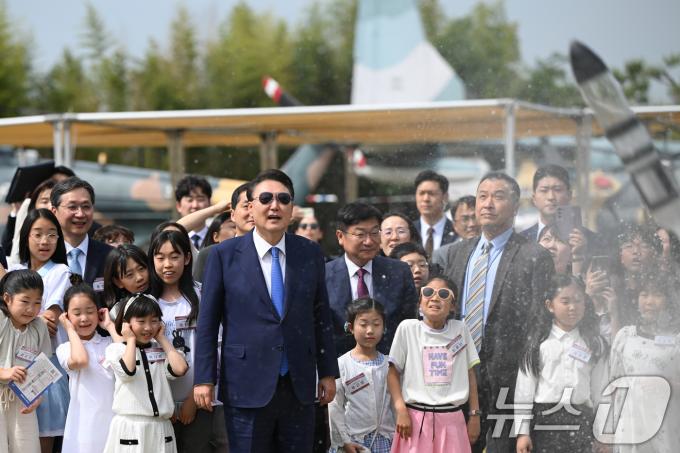 [사진] 윤석열 대통령, 미래세대와 함께 하는 우주항공 축제