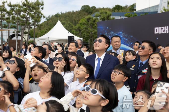 [사진] 블랙이글스 축하비행 관람하는 윤석열 대통령