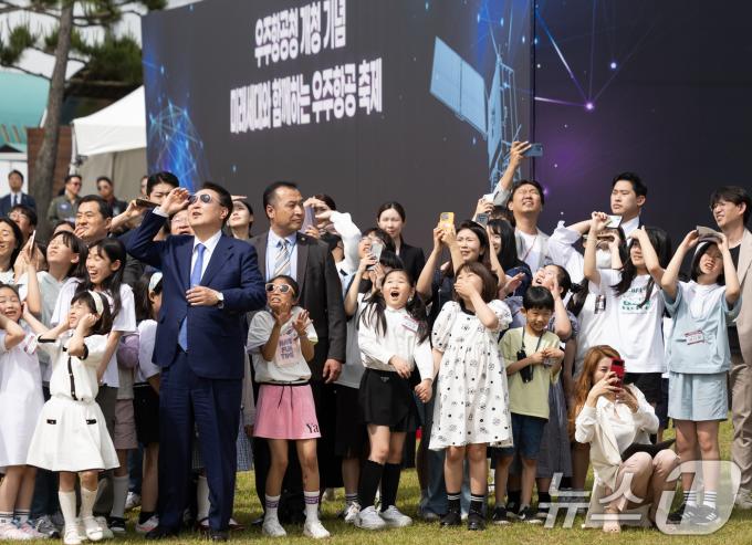 [사진] 윤석열 대통령, 미래세대와 함께 하는 우주항공 축제