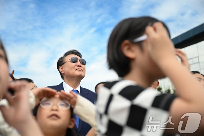 [사진] 블랙이글스 축하비행 관람하는 윤석열 대통령