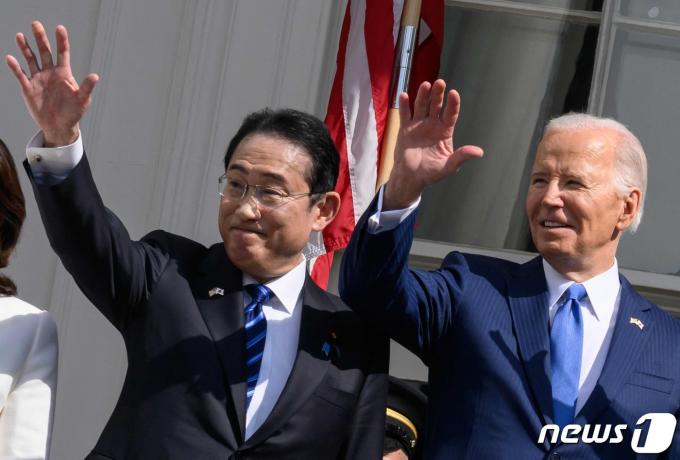 조 바이든 미국 대통령이 10일(현지시각) 워싱턴 백악관 발코니에서 국빈 방문한 기시다 후미오 일본 총리와 손을 흔들고 있다. 2024.04.11 ⓒ AFP=뉴스1 ⓒ News1 우동명 기자
