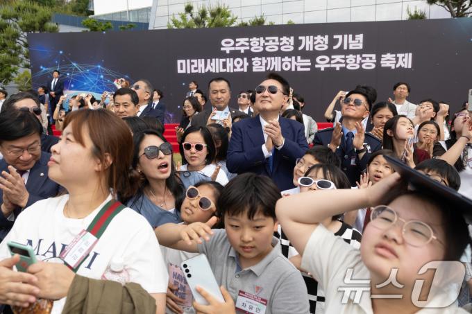 [사진] 윤석열 대통령, 블랙이글스 축하비행 관람