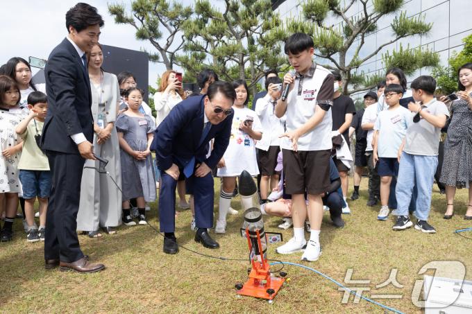 [사진] 윤석열 대통령, 미래세대와 함께 하는 우주항공 축제