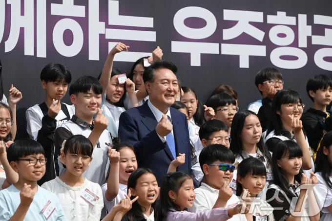 [사진] 윤석열 대통령, 미래세대와 함께