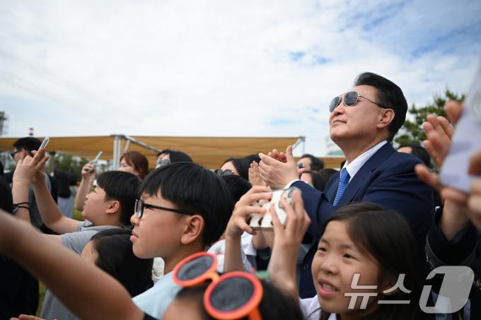 [사진] 블랙이글스 축하비행 관람하는 윤석열 대통령