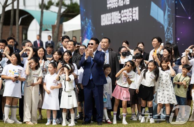 [사진] 윤석열 대통령, 미래세대와 함께 하는 우주항공 축제