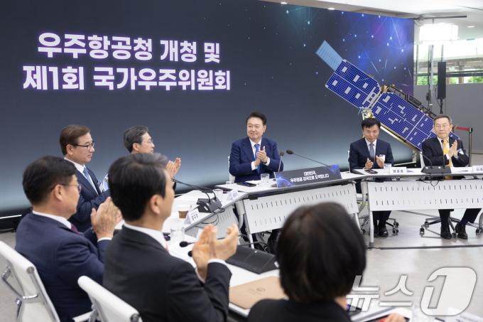 [사진] 우주항공청 개청 및 국가우주위원회서 박수치는 윤석열 대통령