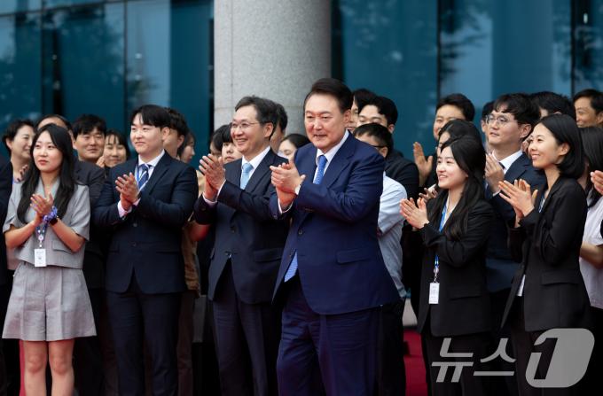[사진] 우주항공청 개청식서 박수치는 윤석열 대통령