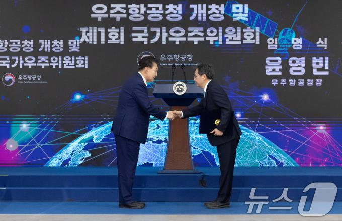 [사진] 윤영빈 우주항공청장에게 임명장 수여하는 윤석열 대통령