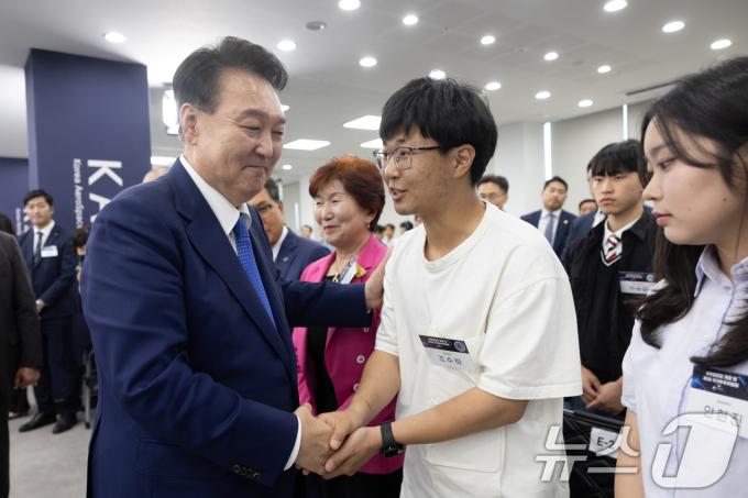[사진] 학생들 격려하는 윤석열 대통령