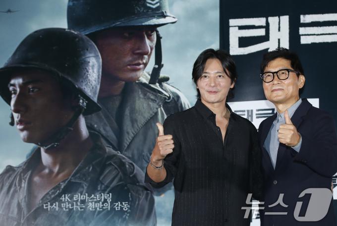 강제규 감독과 배우 장동건(왼쪽)이 30일 서울 건대 롯데시네마에서 열린 영화 '태극기 휘날리며' 개봉 20주년 기념 4K 리마스터링 기자간담회에서 포즈를 취하고 있다. '태극기 휘날리며'는 잊을 수 없는 1950년 6월, 두 형제(장동건 원빈 분)의 갈등과 우애 그리고 전쟁의 비극을 그렸다. 6.25 전쟁을 배경으로 한 액션 블록버스터인 이 영화는 '쉬리' '은행나무 침대' 등 명작들을 만들어낸 강제규 감독의 작품 중에서도 수작으로 꼽힌다. 2004년 개봉 당시 첫주 관객 177만명, 한국 영화사상 최단기간 천만 관객 돌파 등의 신기록을 세우며 신드롬을 불러일으켰다. 2024.5.30/뉴스1 ⓒ News1 권현진 기자