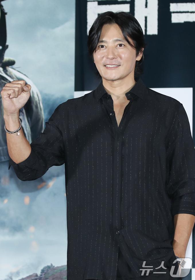 배우 장동건이 30일 서울 건대 롯데시네마에서 열린 영화 '태극기 휘날리며' 기자간담회에서 포즈를 취하고 있다. '태극기 휘날리며'는 잊을 수 없는 1950년 6월, 두 형제(장동건 원빈 분)의 갈등과 우애 그리고 전쟁의 비극을 그렸다. 6.25 전쟁을 배경으로 한 액션 블록버스터인 이 영화는 '쉬리' '은행나무 침대' 등 명작들을 만들어낸 강제규 감독의 작품 중에서도 수작으로 꼽힌다. 2004년 개봉 당시 첫주 관객 177만명, 한국 영화사상 최단기간 천만 관객 돌파 등의 신기록을 세우며 신드롬을 불러일으켰다. 2024.5.30/뉴스1 ⓒ News1 권현진 기자