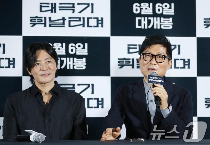 강제규 감독(오른쪽)과 배우 장동건이 30일 서울 건대 롯데시네마에서 열린 영화 '태극기 휘날리며' 개봉 20주년 기념 4K 리마스터링 기자간담회에서 취재진 질문에 답하고 있다. '태극기 휘날리며'는 잊을 수 없는 1950년 6월, 두 형제(장동건 원빈 분)의 갈등과 우애 그리고 전쟁의 비극을 그렸다. 6.25 전쟁을 배경으로 한 액션 블록버스터인 이 영화는 '쉬리' '은행나무 침대' 등 명작들을 만들어낸 강제규 감독의 작품 중에서도 수작으로 꼽힌다. 2004년 개봉 당시 첫주 관객 177만명, 한국 영화사상 최단기간 천만 관객 돌파 등의 신기록을 세우며 신드롬을 불러일으켰다. 2024.5.30/뉴스1 ⓒ News1 권현진 기자