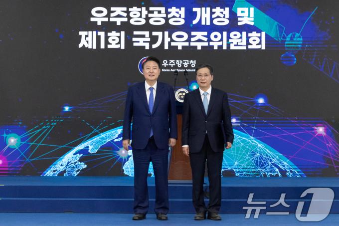 [사진] 윤석열 대통령, 윤영빈 우주항공청장과 함께
