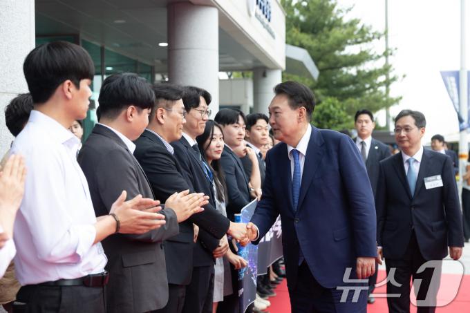 [사진] 윤석열 대통령, 우주항공청 참석자들 격려