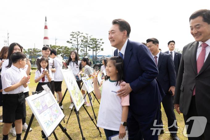 [사진] 윤석열 대통령, 미래세대와 함께