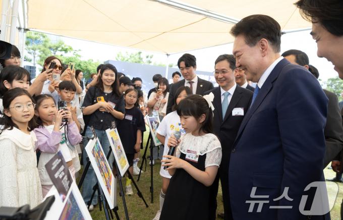 [사진] 윤석열 대통령 '미래세대와 함께 우주항공 축제'