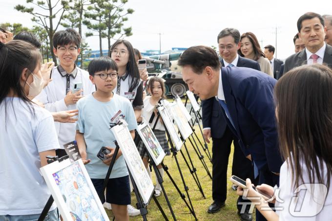 [사진] 우주항공 미술작품 관람하는 윤석열 대통령