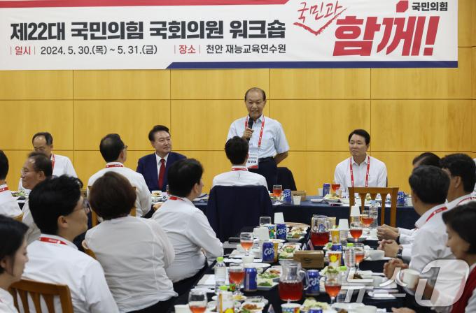 [사진] 만찬서 인사말하는 황우여 비대위원장
