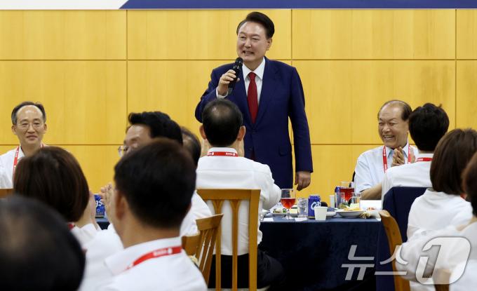 [사진] 여당 의원 격려하는 윤 대통령
