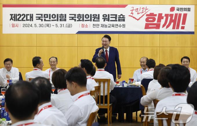 [사진] 여당 의원들 격려하는 윤 대통령