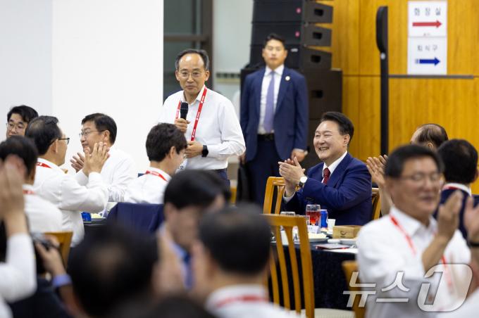 [사진] 추경호 원내대표 인사말에 박수치는 윤석열 대통령