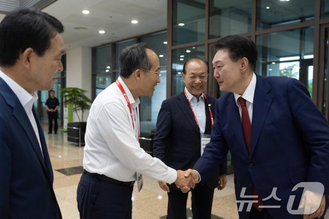[사진] 추경호 원내대표와 인사 나누는 윤석열 대통령