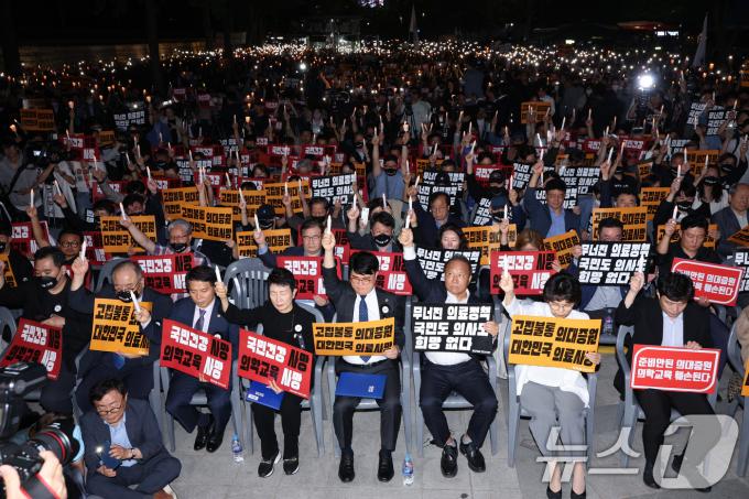 [사진] 촛불 들고 묵념