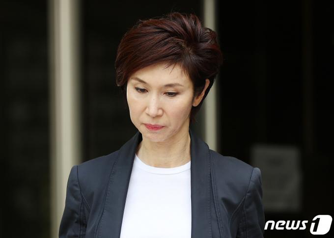 노소영 아트센터 나비 관장이 16일 오후 서울 서초구 고등법원에서 열린 최태원 SK그룹 회장과의 이혼 관련 항소심 변론을 마친 뒤 법원을 나서고 있다. 2024.4.16/뉴스1 ⓒ News1 박지혜 기자