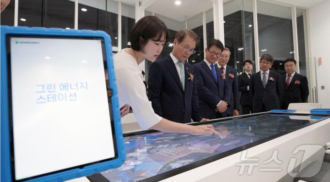 [사진] ‘친환경선박·에너지·스마트건설’ 산업 직업 체험실 개관 참석한 이정식 노동부 장관