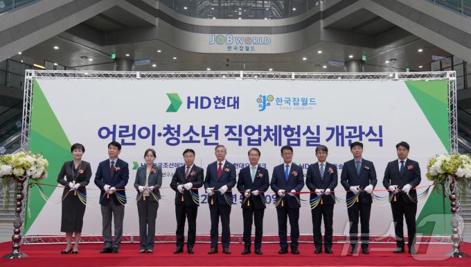 [사진] ‘친환경선박·에너지·스마트건설’ 산업 직업 체험실 개관 참석한 이정식 노동부 장관