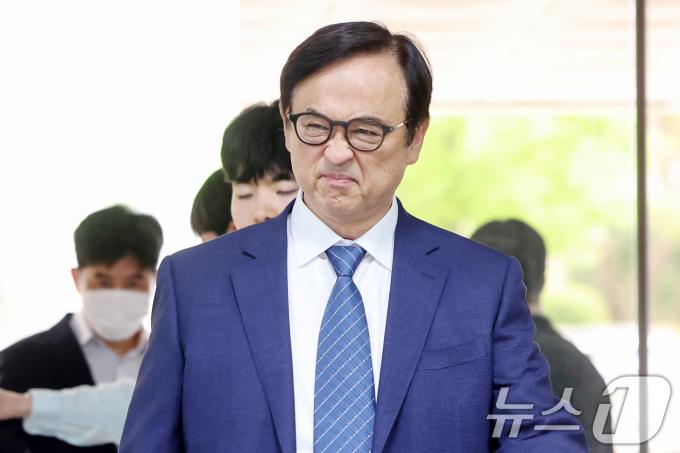 재직 당시 내부 기밀자료를 유출한 혐의를 받는 안승호 전 삼성전자 IP센터장(부사장)이 30일 오전 서울 서초구 서울중앙지방법원에서 열린 영장실질심사에 출석하고 있다. 2024.5.30/뉴스1 ⓒ News1 민경석 기자