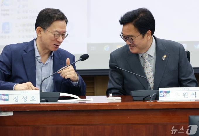 국회의장에 출마한 더불어민주당 우원식 의원이 14일 서울 여의도 국회 의원회관에서 열린 제22대 당선자 의정활동 학습모임 '한국사회, 어떻게 가야하는가?' 에서 정성호 의원과 대화를 하고 있다. 2024.5.14/뉴스1 ⓒ News1 송원영 기자