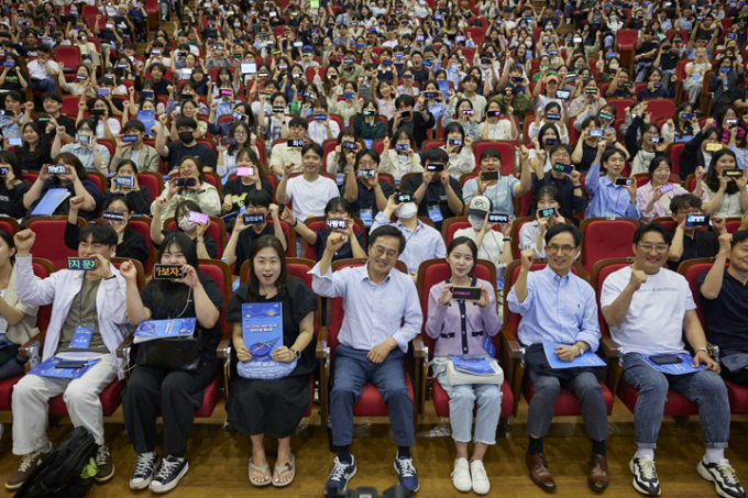 김동연 경기도지사(앞줄 왼쪽 네번째)가 30일 오후 아주대학교 연암관에서 열린 '꿈을 향한 나침반' 행사에서 청년들과 기념촬영을 하고 있다. / 사진제공=경기도  