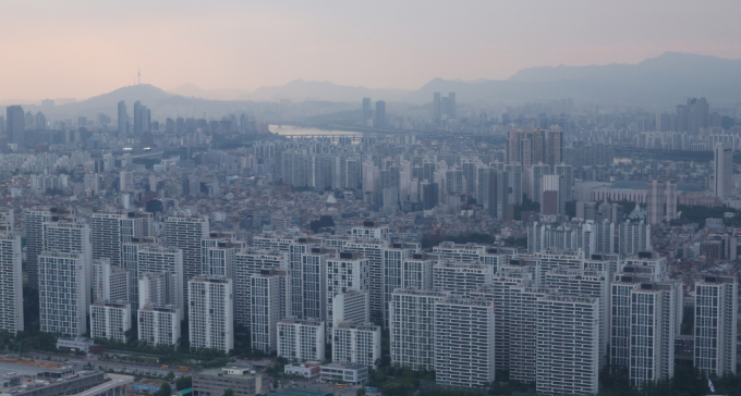 전국 미분양이 직전월보다 10.8% 늘며 오름세가 가팔라졌다. 사진은 서울시내 한 아파트 밀집 지역. /사진=뉴시스