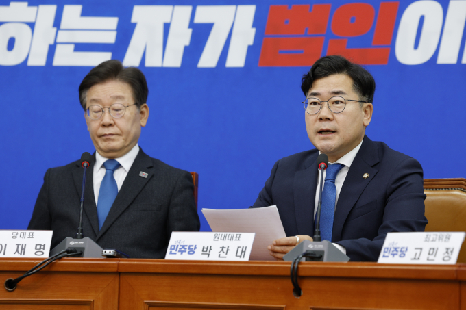 박찬대 더불어민주당 원내대표가 22대 국회 개원 후 원 구성 협상에 대해 국민의힘을 압박했다. 사진은 박 원내대표(오른쪽)가 31일 서울 여의도 국회에서 열린 최고위원회의에서 모두발언하는 모습. /사진=뉴스1