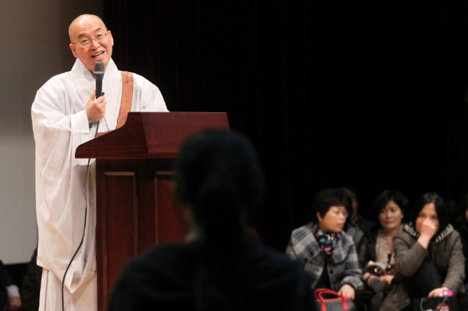 지난 20일 '법륜스님의 즉문즉설' 유튜브 채널에는 '남편이 술을 많이 먹고 성매매합니다'라는 제목의 영상이 공개돼 조회수 26만회를 기록했다. 사진은 법륜스님이 2011년 서울 창신동 종로구민회관 대강당에서 '희망세상 만들기' 대중 강연회를 펼치고 있는 모습. / 사진 = 머니투데이 