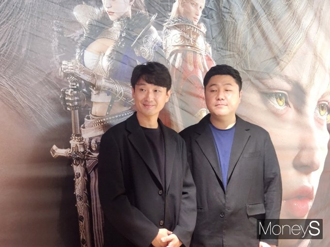 한재영 스마일게이트 메가포트 이사(왼쪽)와 김효재 엔엑스쓰리게임즈 PD. /사진=양진원 기자