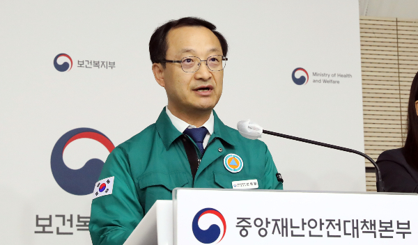 정부가 전공의들의 연속근로시간을 단축하는 시범 사업을 31일부터 시행한다. 전병왕 보건복지부 보건의료정책실장이 지난 27일 세종시 정부세종청사에서 의사 집단행동 중대본 회의 주요 결과 등을 발표하고 있다. /사진=뉴스1