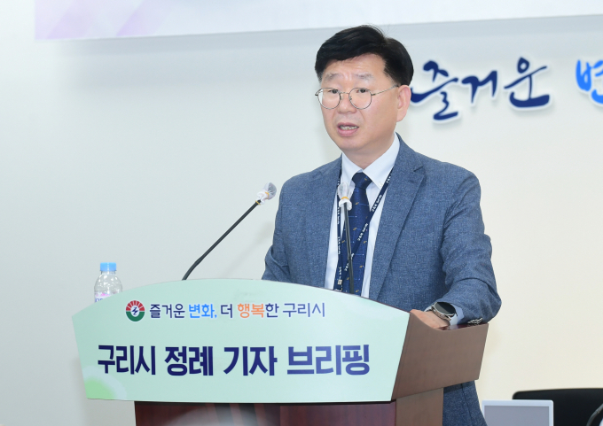 2024년 5월 5주차 복지문화국 소관 '구리시 정례 기자브리핑'을 진행하고 있는 임재춘 홍보협력담당관. /사진제공=구리시