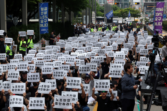 삼성전자 노동조합 조합원들이 24일 오후 서울 서초구 삼성전자 사옥 앞에서 노조와의 교섭을 촉구하는 구호를 외치고 있다. /사진=뉴시스