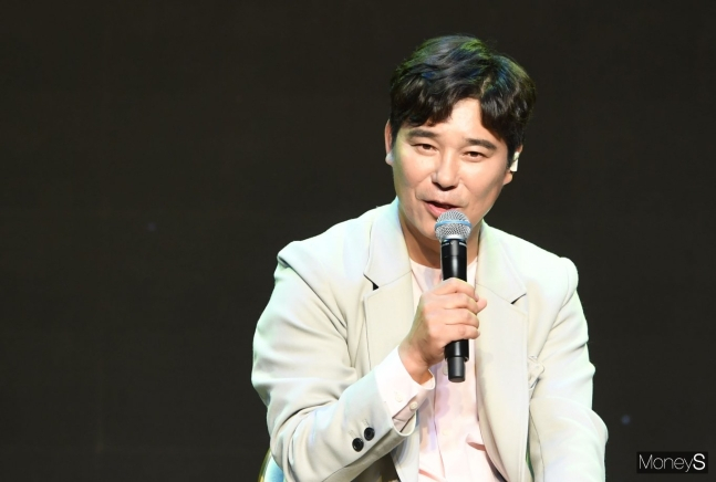 소시에테제네랄(SG) 증권발 폭락 사태에 연루됐다는 의혹을 받아온 가수 임창정이 검찰에서 불기소 처분을 받았다.사진은 지난 2020년 10월 경기 파주시  에스아이엠 엔터테이먼트 사옥에서 열린 정규 16집 타이틀곡 '힘든 건 사랑이 아니다' 발매 기념 쇼케이스 무대에 오른 가수 임창정. /사진=장규 기자